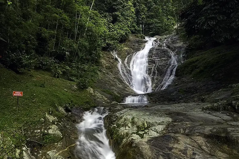Lata Iskandar Waterfall surrounded by rainforest, a popular photo stop during a Kuala Lumpur to Cameron Highlands day trip