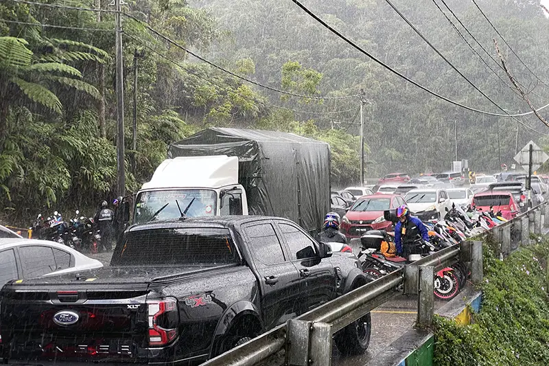Heavy weekend traffic jam in the highlands during a rainstorm