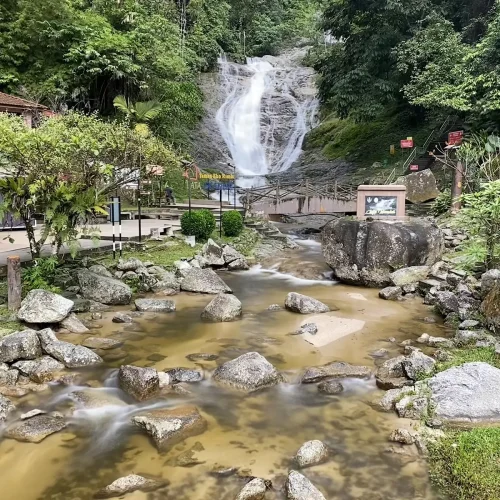 Lata Iskandar Waterfall – Scenic Stopover on KLIA to Cameron Highlands Transfer Lata Iskandar Waterfall stopover on the KLIA to Cameron Highlands private transfer route
