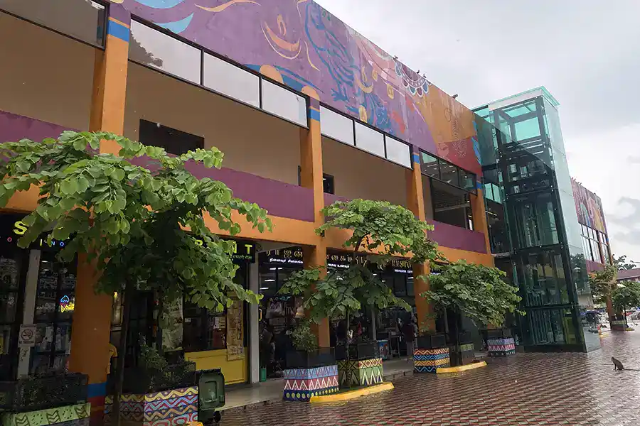  Colourful commercial complex with Indian restaurants and food stalls at the base of Batu Caves, where visitors can find banana leaf rice, roti canai, and fresh coconut