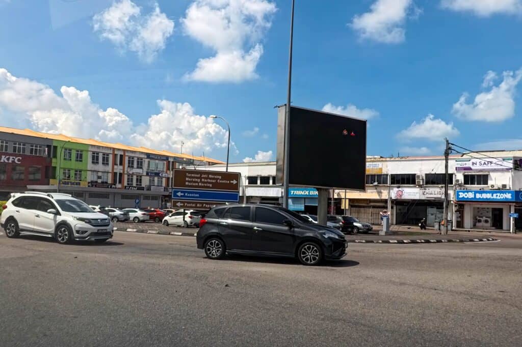 Road sign in Mersing town pointing to Terminal Jeti Mersing and Mersing Harbour Centre — directions for self-drive travellers from Kuala Lumpur to Tioman Island