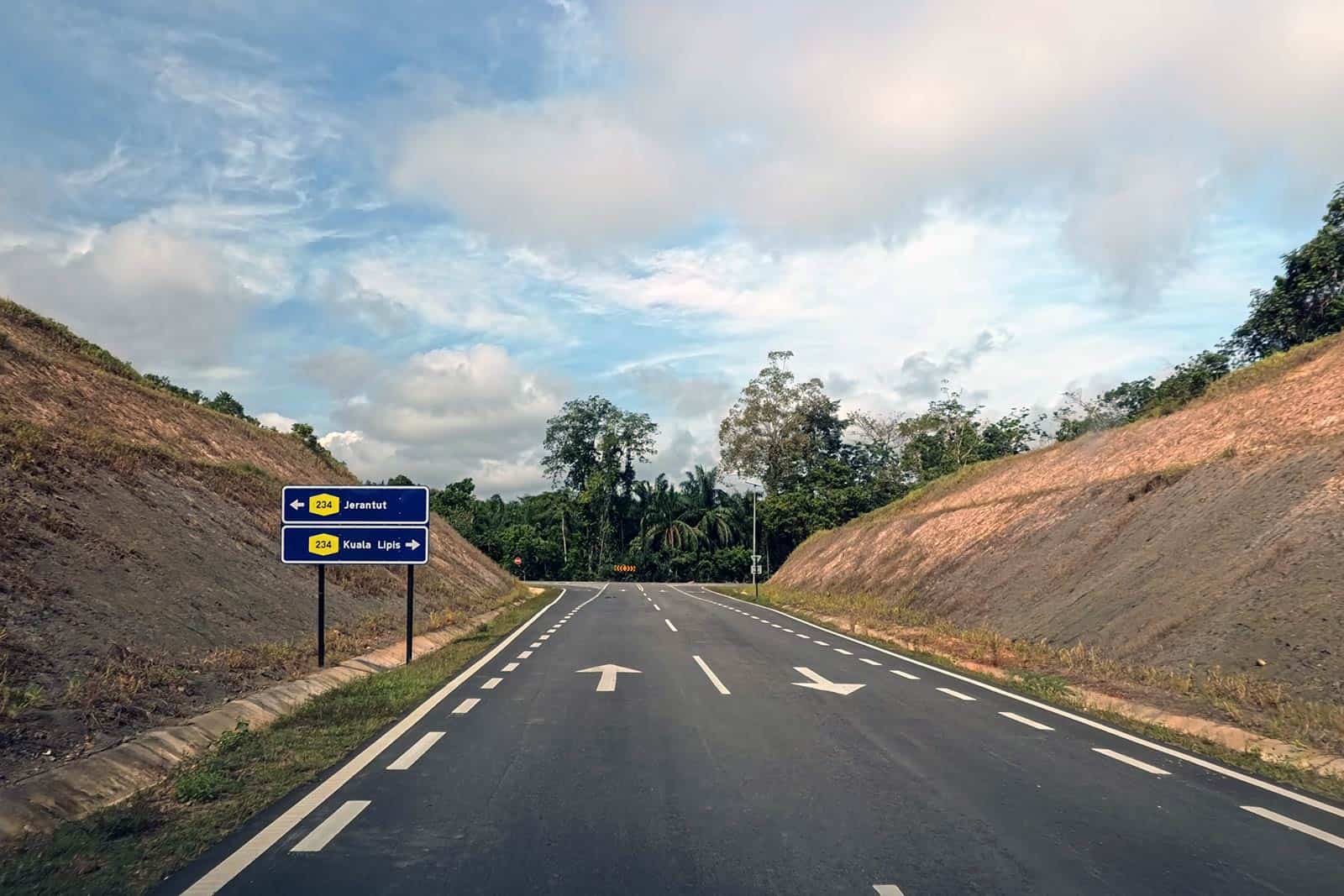 Newly built road in Pahang interior with route signs pointing to Jerantut and Kuala Lipis on Route 234, not yet visible on Google Maps or Waze
